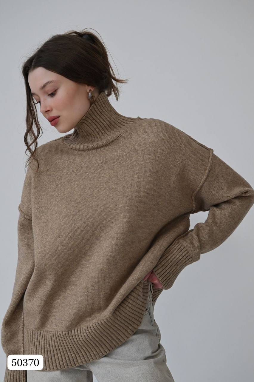 Свитер женский — высокий воротник, оверсайз, бежевый MISS DIVA