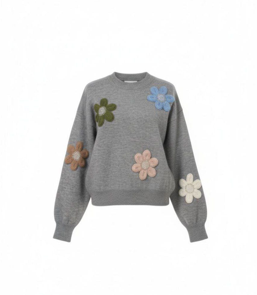 Женская кофта с цветочными аппликациями