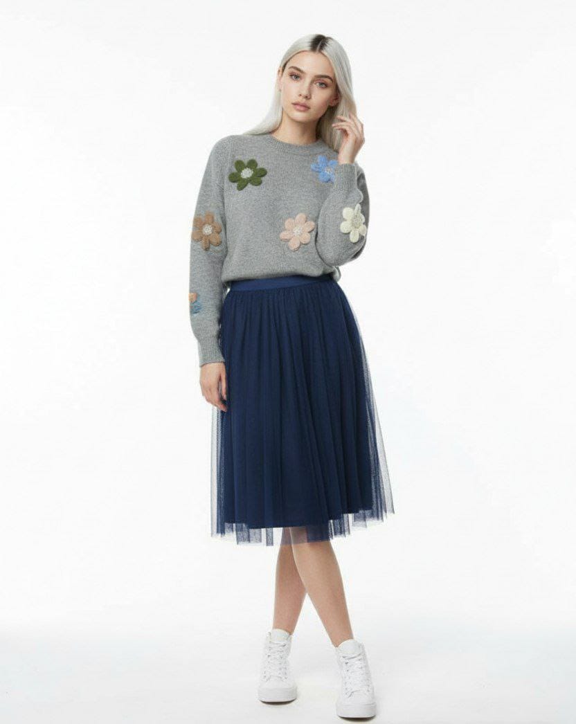 Женская кофта с цветочными аппликациями