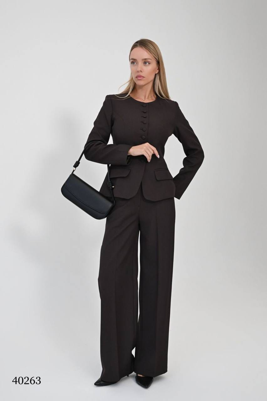 Женский брючный костюм коричневый