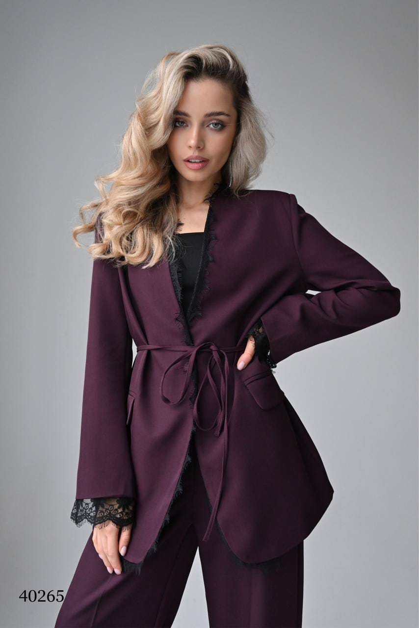 Женский брючный костюм с поясом