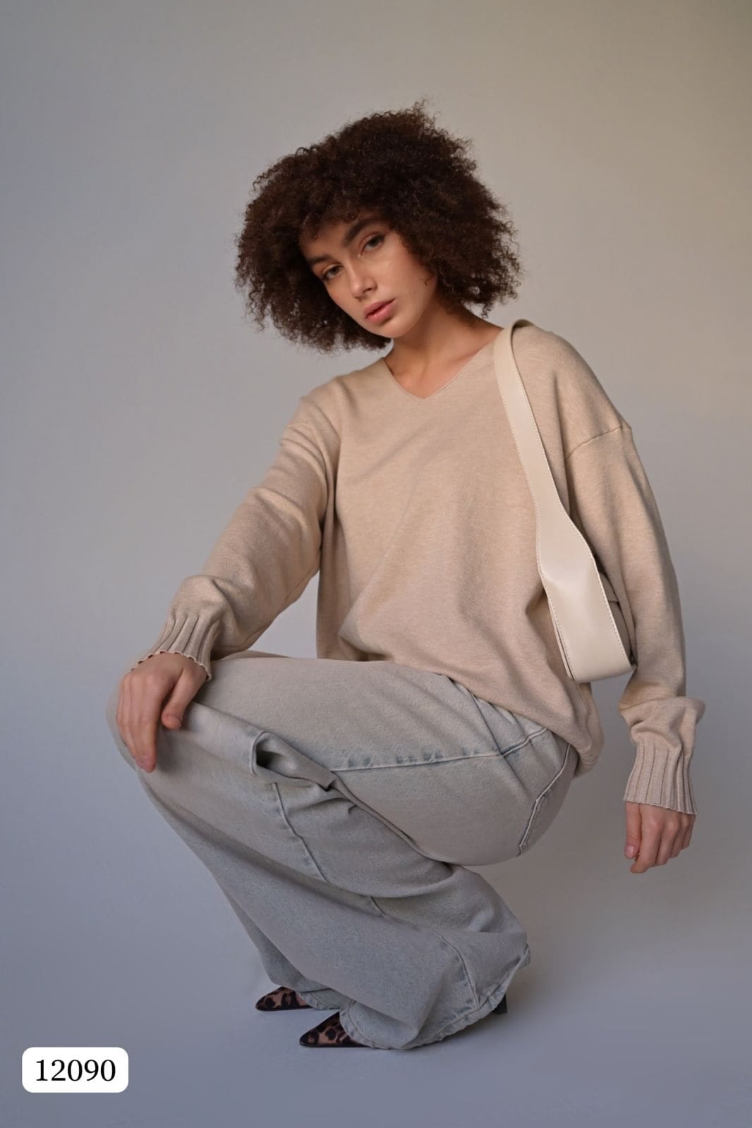 Элегантный и уютный свитер свободного кроя с V-образным вырезом MISS DIVA