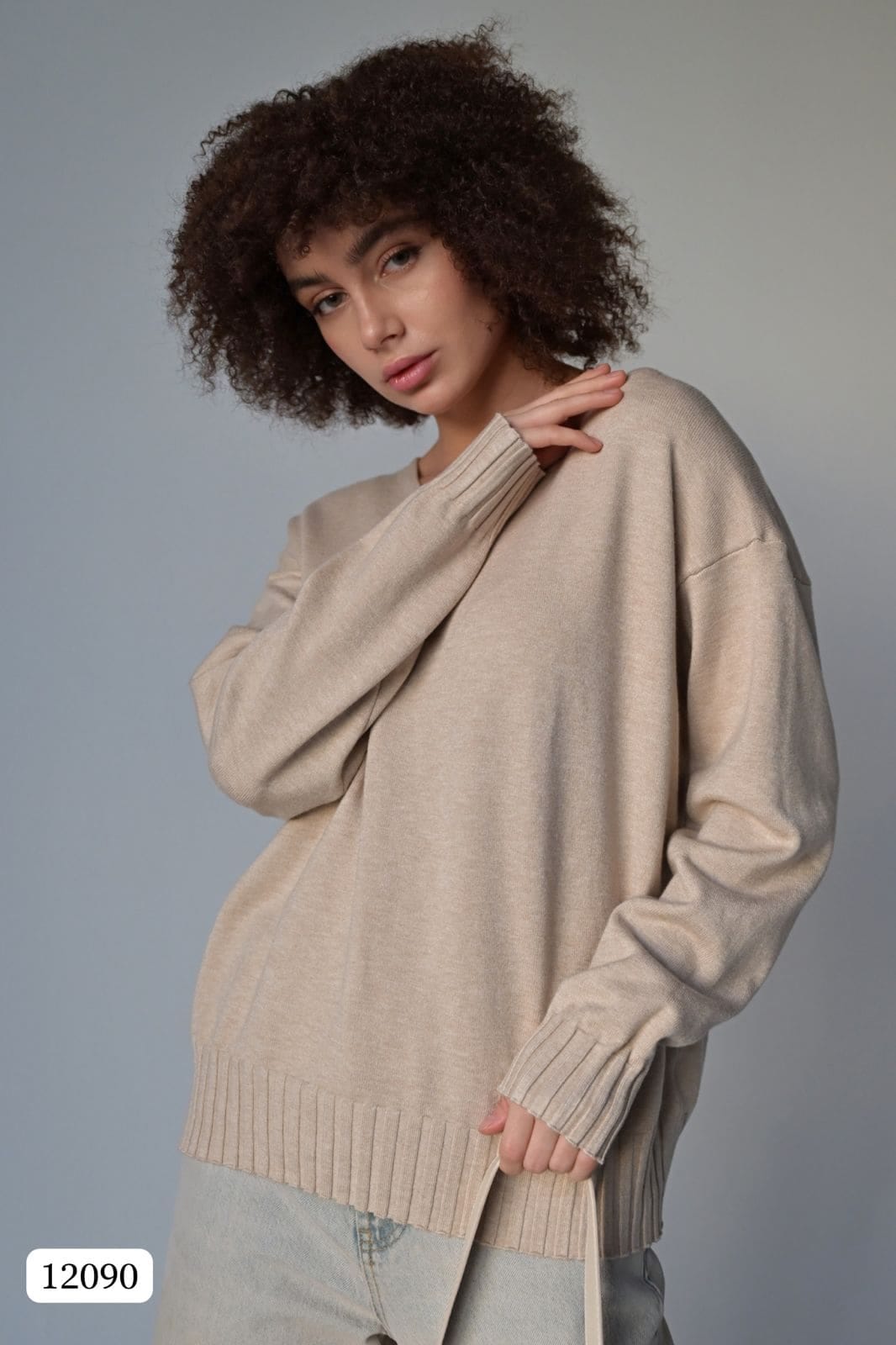 Элегантный и уютный свитер свободного кроя с V-образным вырезом MISS DIVA