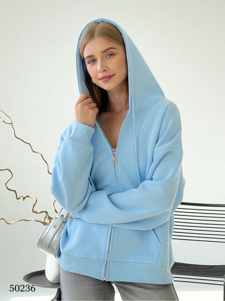Худи женское оверсайз на молнии голубого цвета MISS DIVA