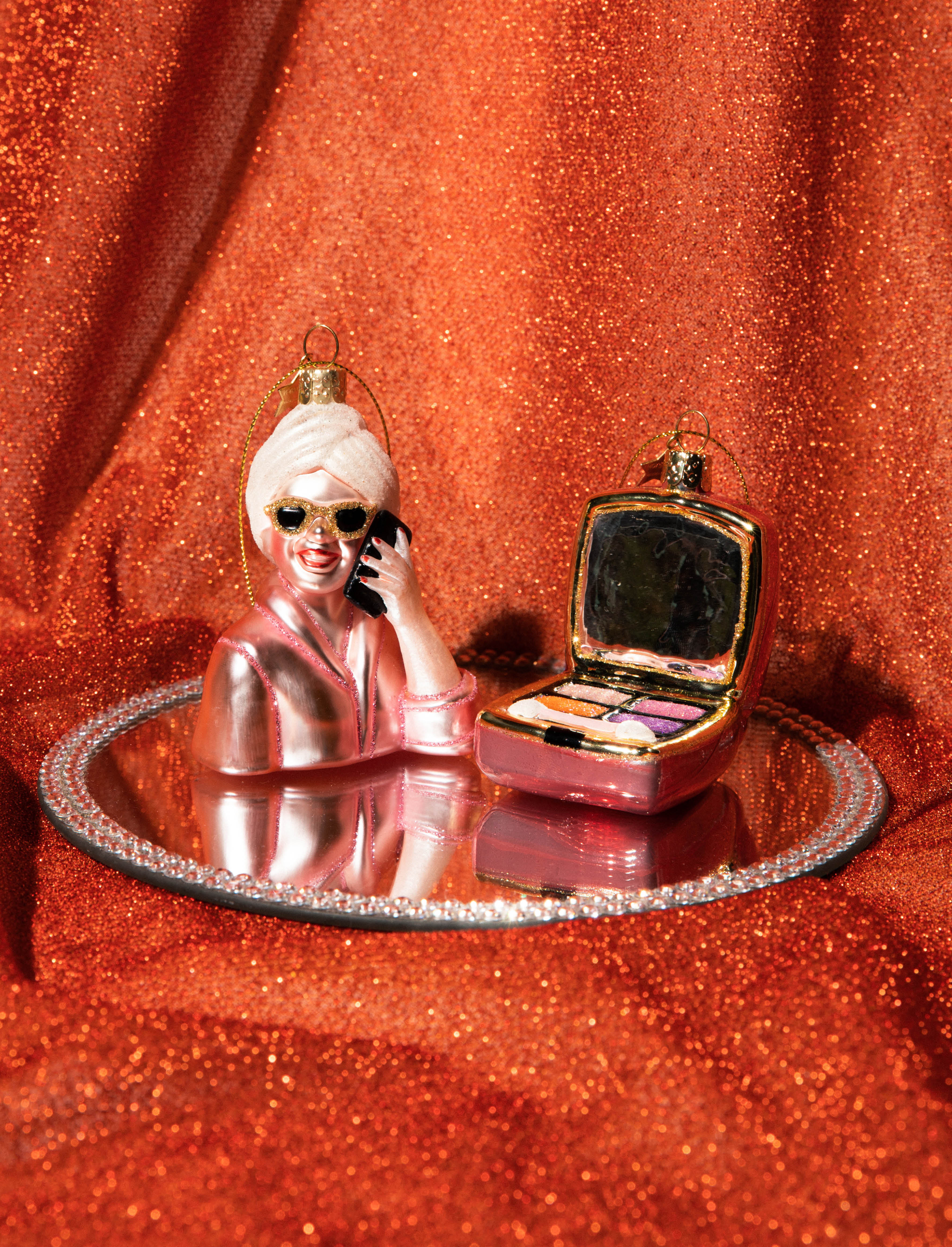 Новогоднее украшение Vondels Pink relaxing selfcare girl w/phone Арт.2240319090011