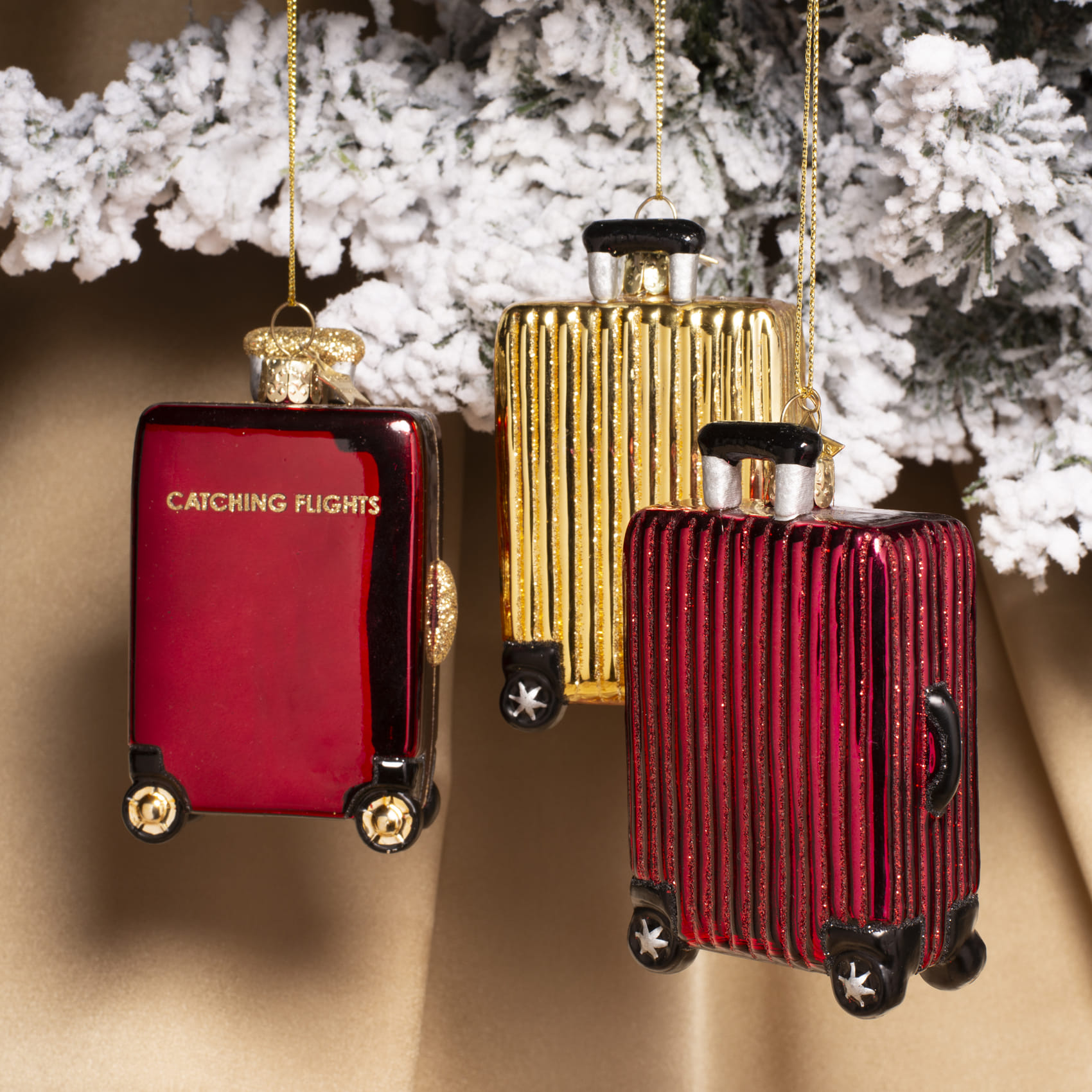 Новогоднее украшение Vondels Shiny gold ribbed suitcase Арт.1250101100034