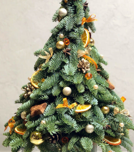 Ёлочка из Нобилиса на оазисе с декором