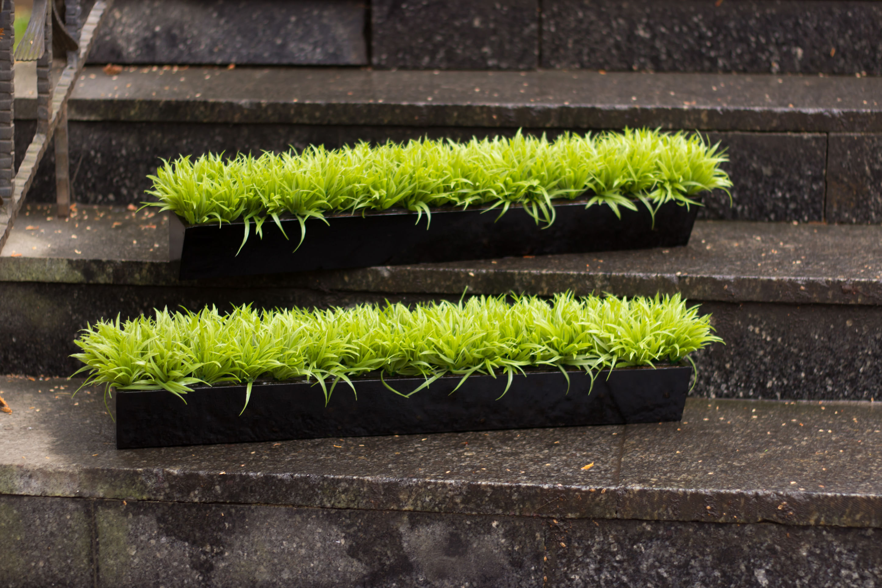 Кашпо с искусственной травой "Летний день"