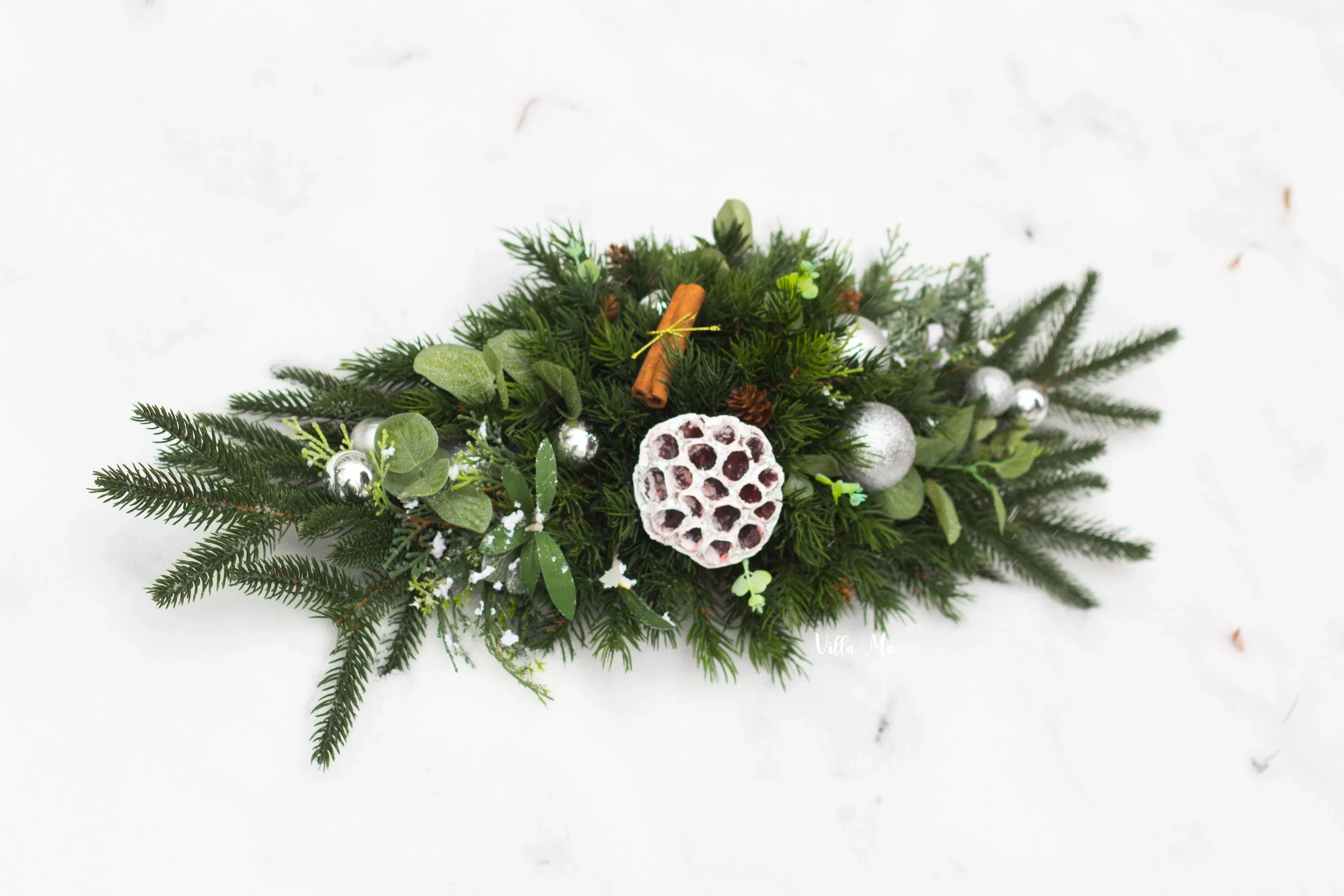 Композиция настольная из хвои новогодняя