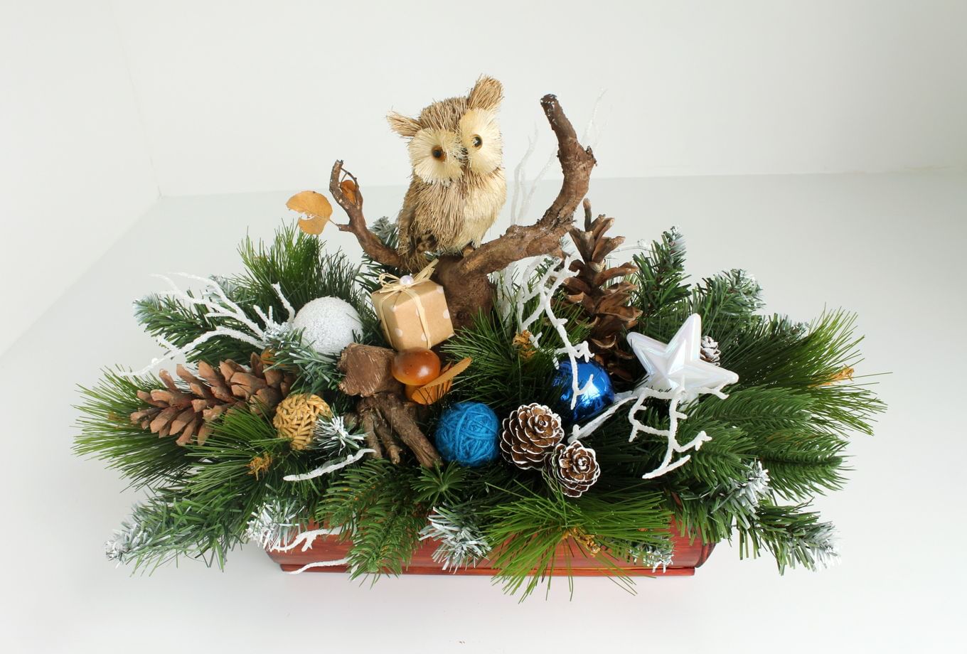 Композиция фигурная из искусств. хвои новогодняя