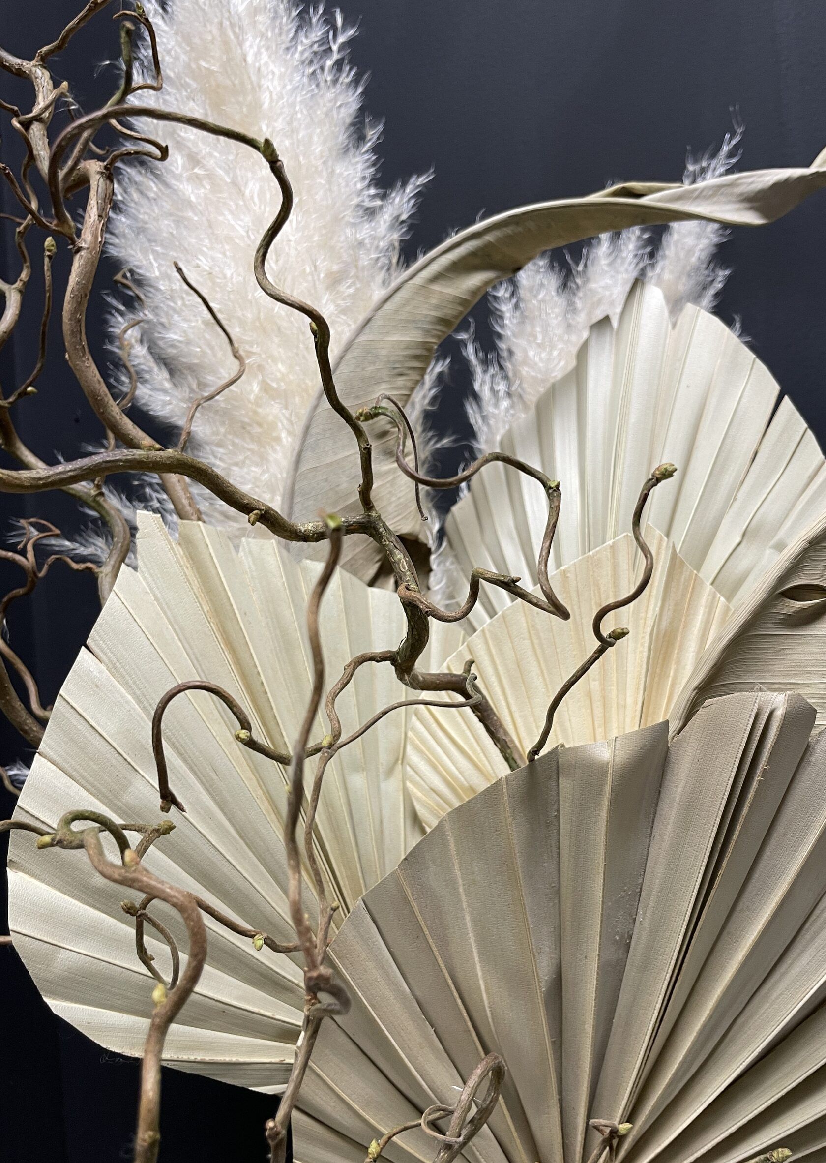 Напольная композиция из сухоцветов Фонтан