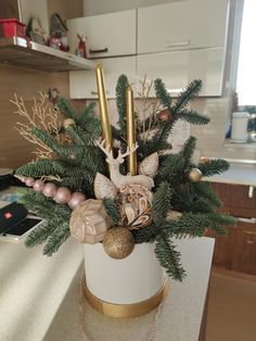 Композиция с елочными шарами в керамике нобилис