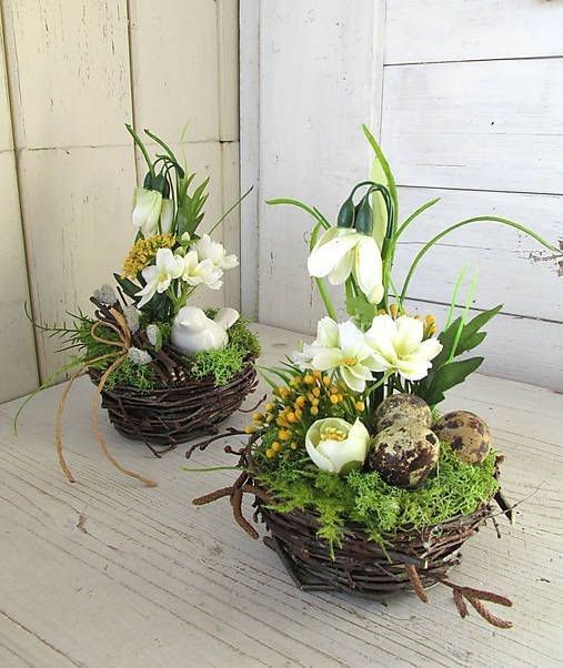 Пасхальная композиция из живых цветов