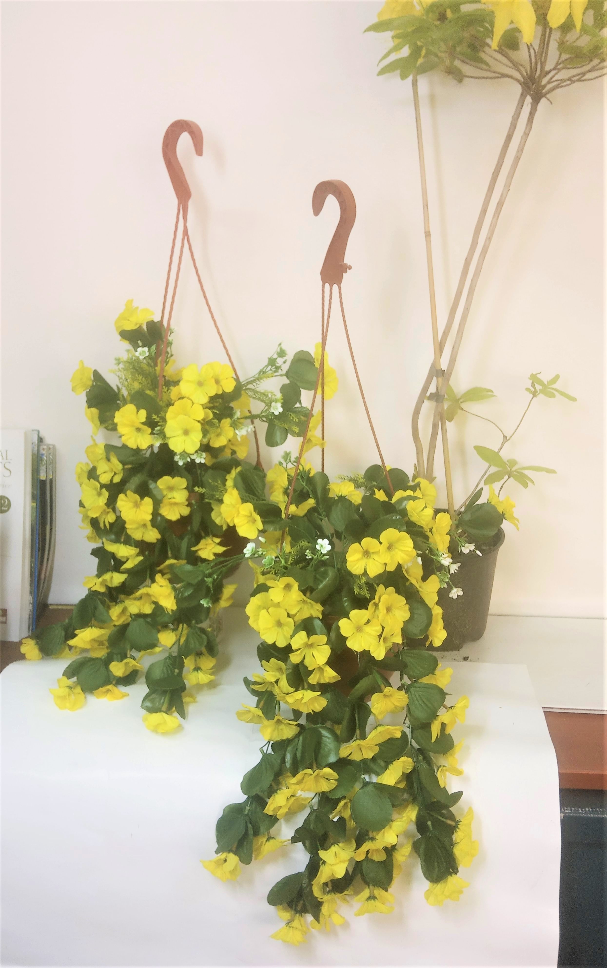 Кашпо с искусственными цветами сурфиния подвесное