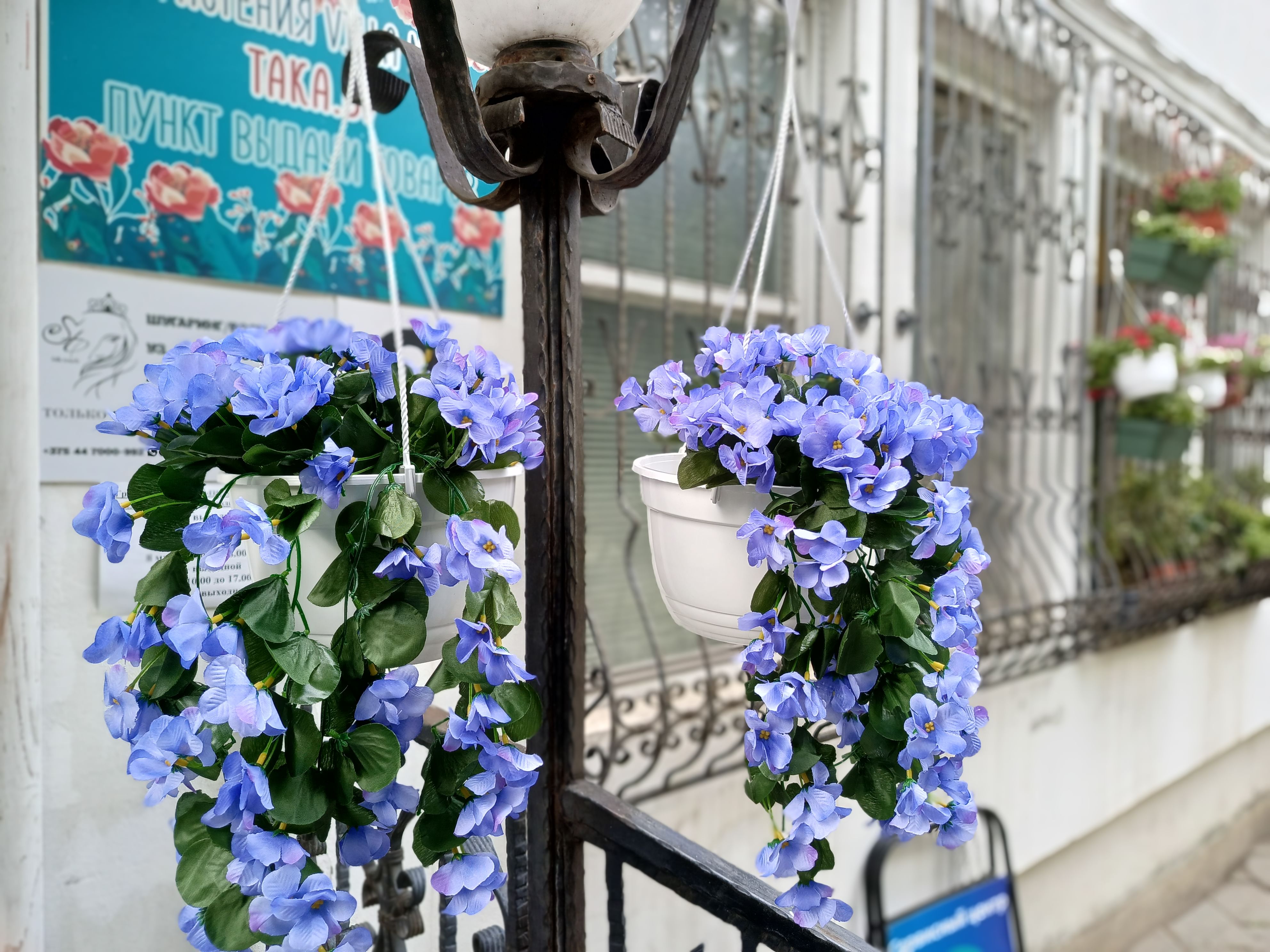 Подвес кашпо с искусственными цветами длинный