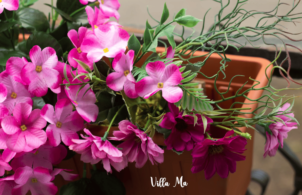 Ящик на перила с композицией из искусственных цветов