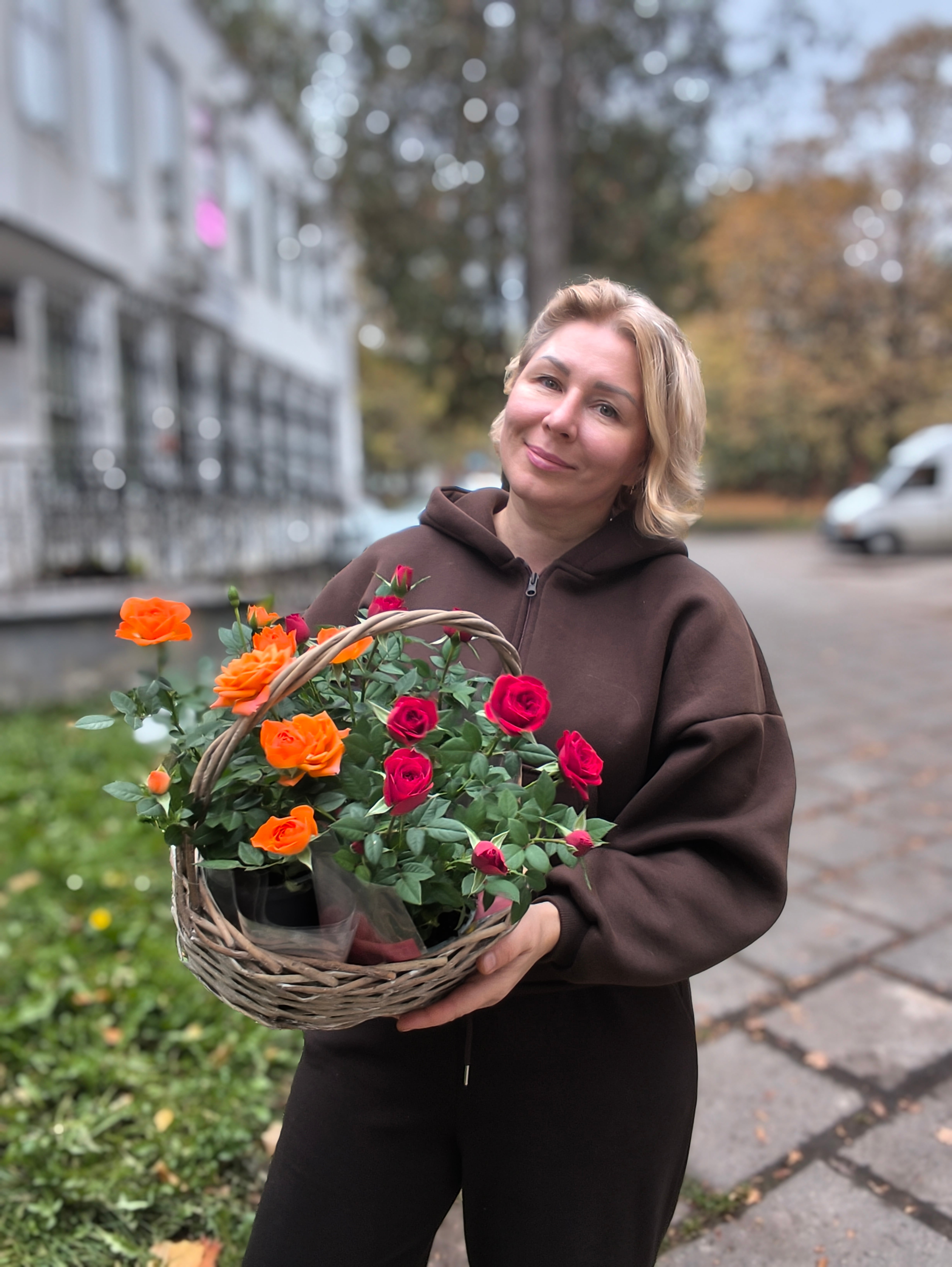 Розы в корзине, композиция "Мамочке"