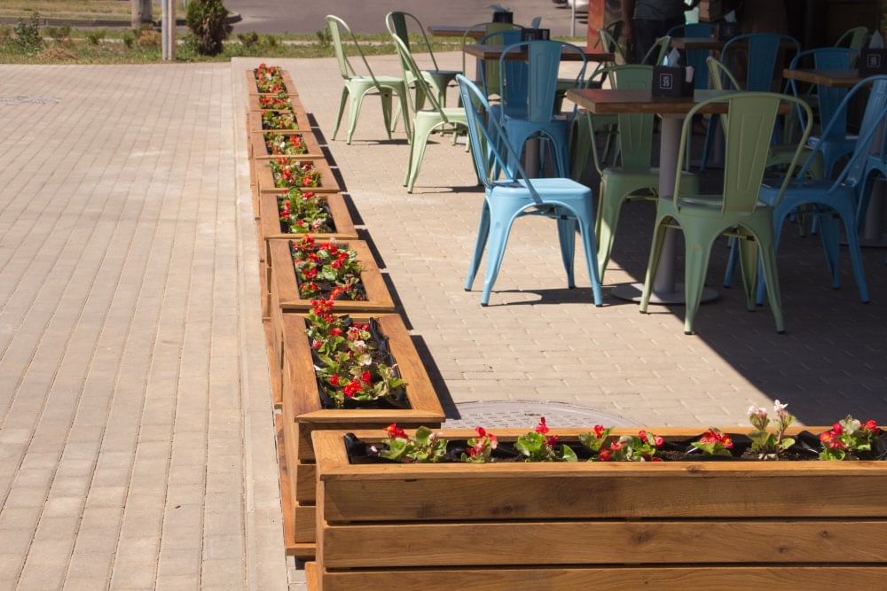 Посадка цветов в вазоны, цветочницы