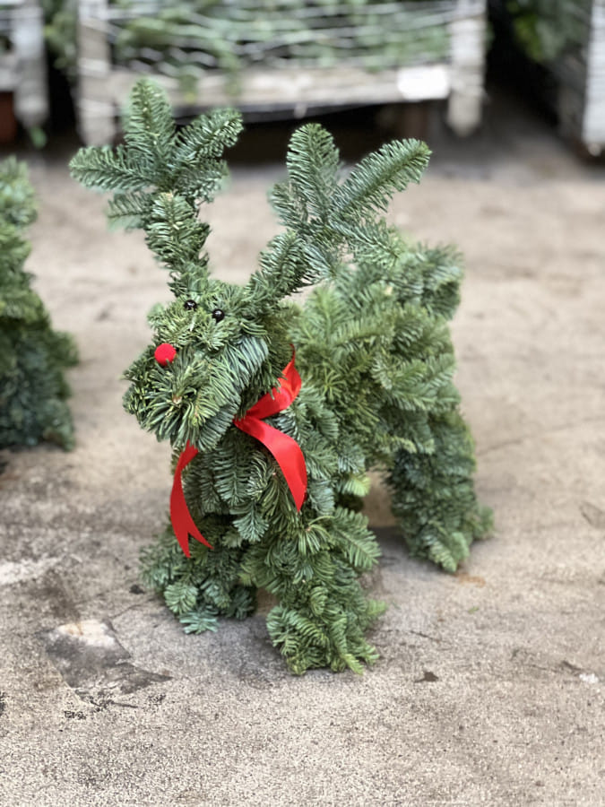 Олень из пихты нобилис