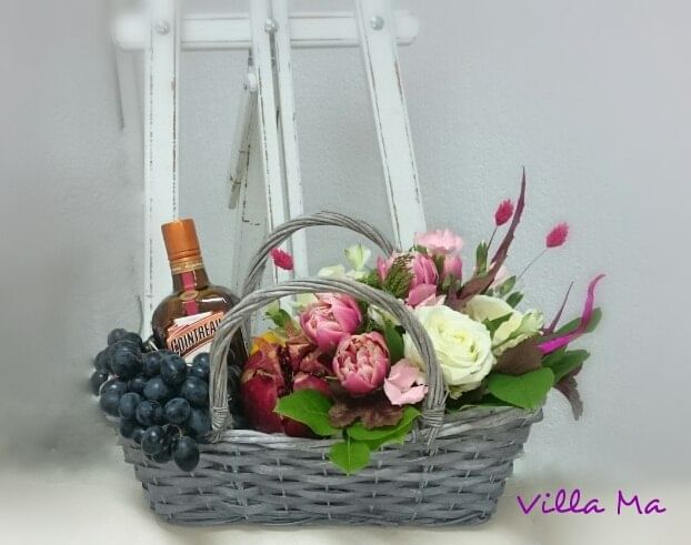 Цветочная подарочная корзина