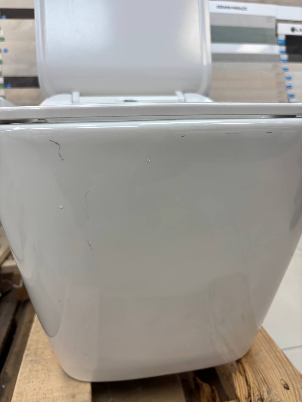 Унитаз подвесной Grossman GR-4441S безободковый с крышкой duroplast